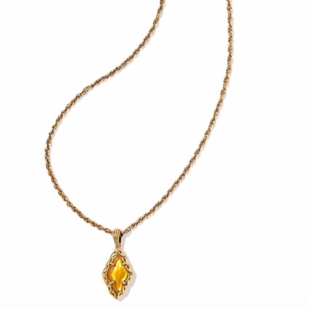 Kendra Scott Adeline Vintage Gold Short Pendant Necklace Marbled Amber Illusion